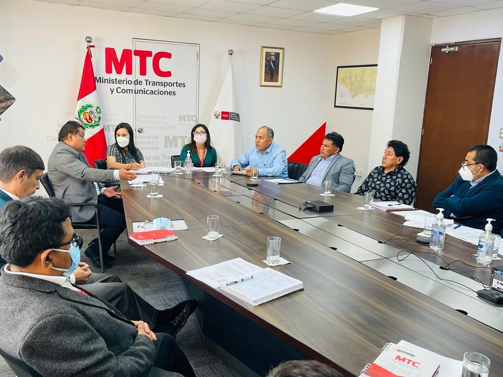 Autoridades municipales de Nasca se reúnen en Lima con altas autoridades del MTC