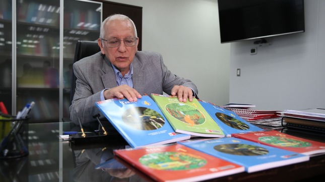 Amenazan con quemar libros que Minedu distribuye a colegios de todo el país