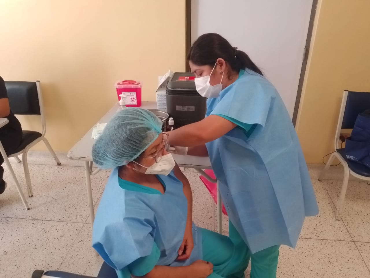 Essalud Ica inició la campaña de inoculación de la vacuna bivalente dirigida al personal de salud