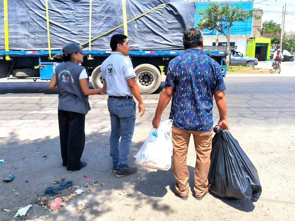 Municipalidad continúa imponiendo multas por dejar basura en la calle ...