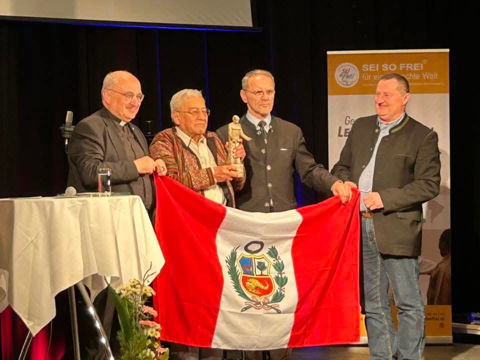 Sacerdote iqueño Luis Zambrano recibe premio internacional
