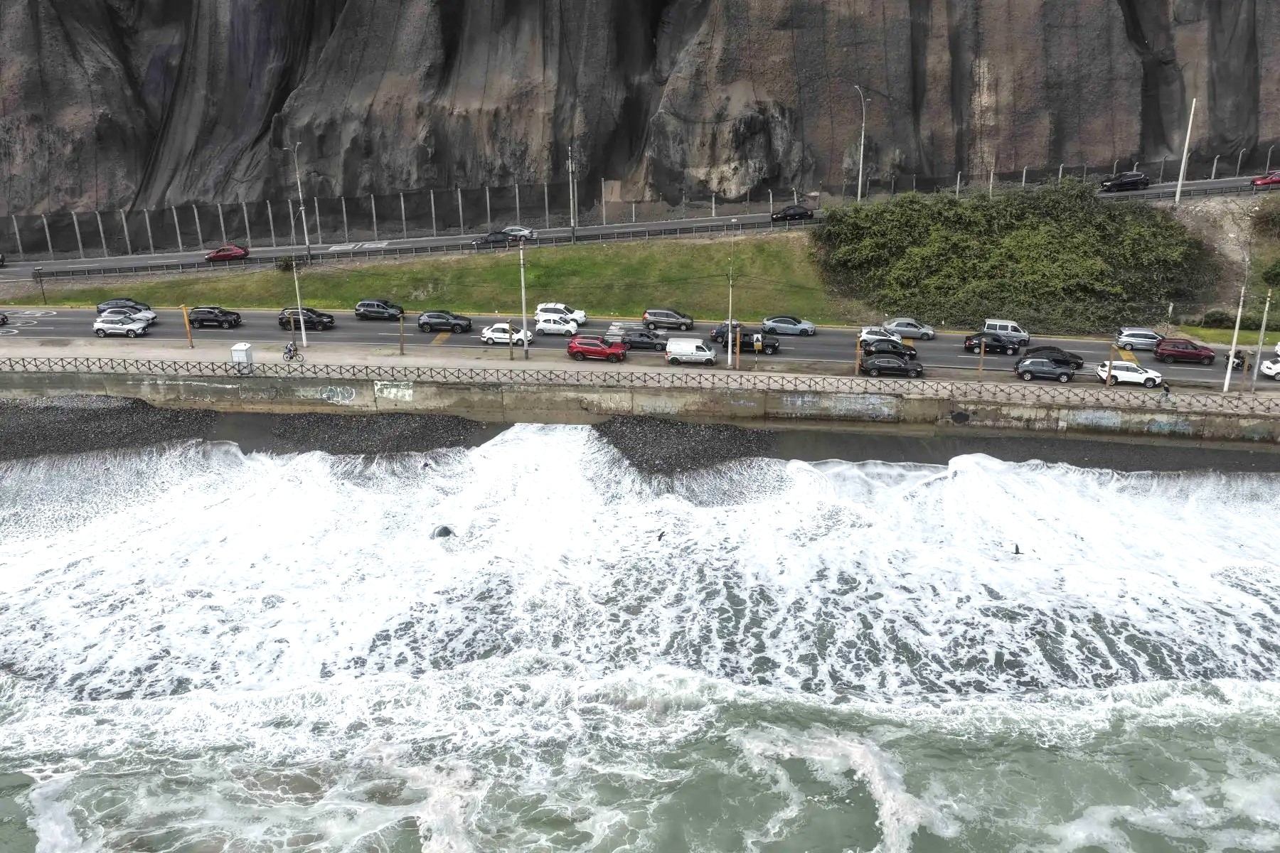 Oleaje de ligera intensidad ocurrirá en litoral centro y sur desde hoy